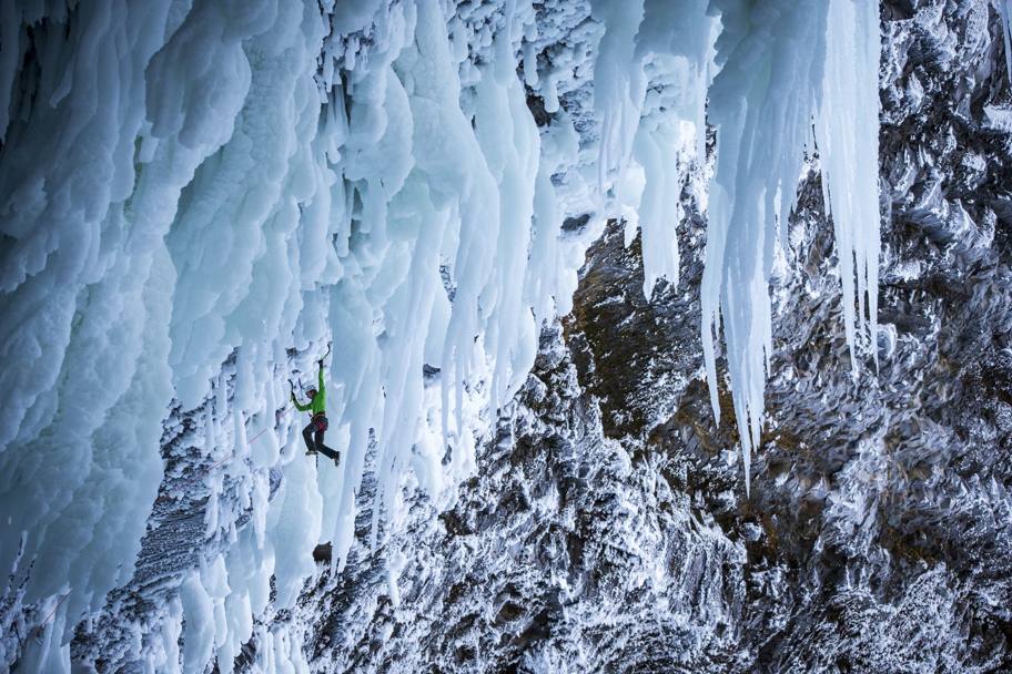 Una delle sfide più impegnative per i professionisti dell&#39;arrampicata su ghiaccio è l&#39;anfiteatro delle cascate Helmcken, in Canada. IN quest0immagine Klemen Premrl si arrampica su una via a strapiombo. Autore: Christian Pondella